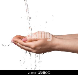 Versare l'acqua nelle mani della donna su sfondo grigio, primo piano Foto Stock