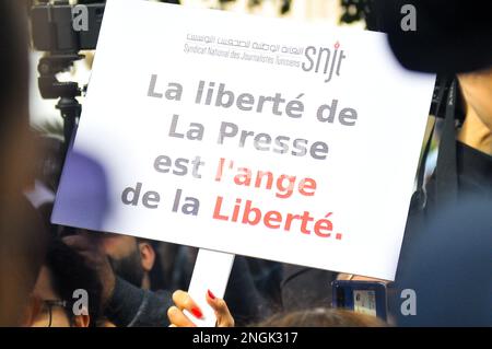 Tunisi, Tunisia. 16th Feb, 2023. Tunisi, Tunisia.16 febbraio 2023. Giornalisti tunisini e attivisti per i diritti hanno partecipato a una protesta a Tunisi che chiedeva la libertà di stampa e il rispetto dei loro diritti. I partecipanti hanno accusato lo stato di repressione e intimidazione dei media e hanno chiesto la revoca del decreto legge 54 sulle notizie false (Credit Image: © Hasan Mrad/IMAGESLIVE via ZUMA Press Wire) SOLO PER USO EDITORIALE! Non per USO commerciale! Foto Stock