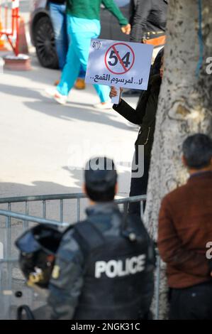 Tunisi, Tunisia. 16th Feb, 2023. Tunisi, Tunisia.16 febbraio 2023. Giornalisti tunisini e attivisti per i diritti hanno partecipato a una protesta a Tunisi che chiedeva la libertà di stampa e il rispetto dei loro diritti. I partecipanti hanno accusato lo stato di repressione e intimidazione dei media e hanno chiesto la revoca del decreto legge 54 sulle notizie false (Credit Image: © Hasan Mrad/IMAGESLIVE via ZUMA Press Wire) SOLO PER USO EDITORIALE! Non per USO commerciale! Foto Stock