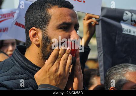 Tunisi, Tunisia. 16th Feb, 2023. Tunisi, Tunisia.16 febbraio 2023. Giornalisti tunisini e attivisti per i diritti hanno partecipato a una protesta a Tunisi che chiedeva la libertà di stampa e il rispetto dei loro diritti. I partecipanti hanno accusato lo stato di repressione e intimidazione dei media e hanno chiesto la revoca del decreto legge 54 sulle notizie false (Credit Image: © Hasan Mrad/IMAGESLIVE via ZUMA Press Wire) SOLO PER USO EDITORIALE! Non per USO commerciale! Foto Stock