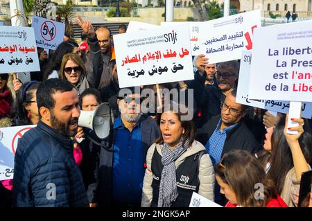 Tunisi, Tunisia. 16th Feb, 2023. Tunisi, Tunisia.16 febbraio 2023. Giornalisti tunisini e attivisti per i diritti hanno partecipato a una protesta a Tunisi che chiedeva la libertà di stampa e il rispetto dei loro diritti. I partecipanti hanno accusato lo stato di repressione e intimidazione dei media e hanno chiesto la revoca del decreto legge 54 sulle notizie false (Credit Image: © Hasan Mrad/IMAGESLIVE via ZUMA Press Wire) SOLO PER USO EDITORIALE! Non per USO commerciale! Foto Stock