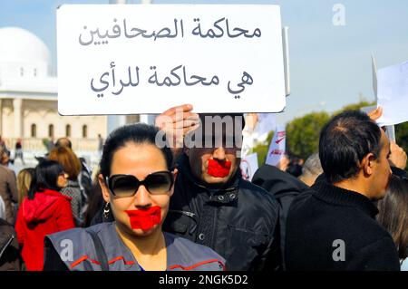 Tunisi, Tunisia. 16th Feb, 2023. Tunisi, Tunisia.16 febbraio 2023. Giornalisti tunisini e attivisti per i diritti hanno partecipato a una protesta a Tunisi che chiedeva la libertà di stampa e il rispetto dei loro diritti. I partecipanti hanno accusato lo stato di repressione e intimidazione dei media e hanno chiesto la revoca del decreto legge 54 sulle notizie false (Credit Image: © Hasan Mrad/IMAGESLIVE via ZUMA Press Wire) SOLO PER USO EDITORIALE! Non per USO commerciale! Foto Stock