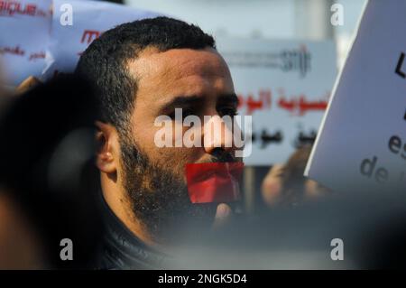 Tunisi, Tunisia. 16th Feb, 2023. Tunisi, Tunisia.16 febbraio 2023. Giornalisti tunisini e attivisti per i diritti hanno partecipato a una protesta a Tunisi che chiedeva la libertà di stampa e il rispetto dei loro diritti. I partecipanti hanno accusato lo stato di repressione e intimidazione dei media e hanno chiesto la revoca del decreto legge 54 sulle notizie false (Credit Image: © Hasan Mrad/IMAGESLIVE via ZUMA Press Wire) SOLO PER USO EDITORIALE! Non per USO commerciale! Foto Stock