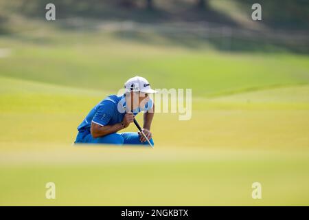 Chonburi, THAILANDIA. 18th febbraio, 2023. Thorbjorn Olesen di DANIMARCA allinea un putt sul buco 8 durante il 3rd° round il DP World Thailand Classic all'Amata Spring Country Club di Chonburi, THAILANDIA. Olesen chiuderà con un otto-under 64 a guidare su 18-under dopo tre round. Credit: Jason Butler/Alamy Live News. Foto Stock