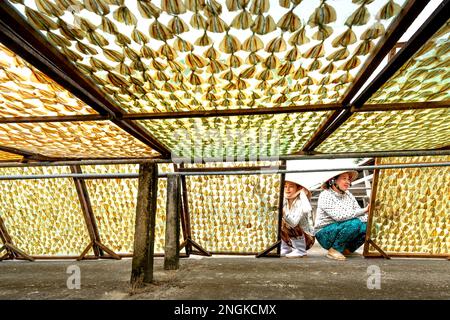 I pescatori di pesce secco post-pescato a Rach Gia City, Kien Giang, Vietnam Foto Stock