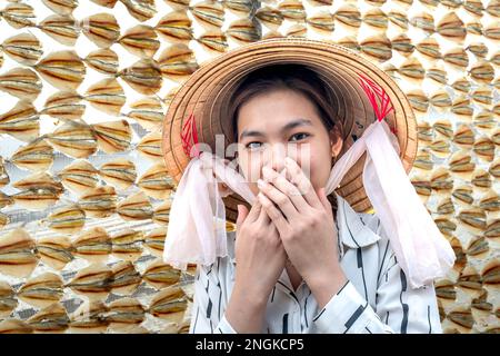 I pescatori di pesce secco post-pescato a Rach Gia City, Kien Giang, Vietnam Foto Stock