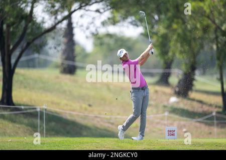 Chonburi, THAILANDIA. 18th febbraio, 2023. Nicolai Hojgaard di DANIMARCA prende una penalità al buco 8 durante il 3rd° round il DP World Thailand Classic al Amata Spring Country Club di Chonburi, THAILANDIA. Hojgaard chiuderà con un otto-under 64 per prendere una quota di secondo su 16-under dopo tre round. Credit: Jason Butler/Alamy Live News. Foto Stock