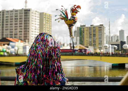 Recife, Brasile. 18th Feb, 2023. PE - Recife - 02/18/2023 - CARNIVAL RECIFE 2023, GALO da MADRUGADA - Un gallo gigante si vede sopra il ponte Duarte Coelho nel centro di Recife. Foto: Rafael Vieira/AGIF/Sipa USA Credit: Sipa USA/Alamy Live News Foto Stock