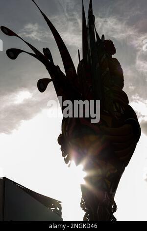 Recife, Brasile. 18th Feb, 2023. PE - Recife - 02/18/2023 - CARNIVAL RECIFE 2023, GALO da MADRUGADA - Un gallo gigante si vede sopra il ponte Duarte Coelho nel centro di Recife. Foto: Rafael Vieira/AGIF/Sipa USA Credit: Sipa USA/Alamy Live News Foto Stock