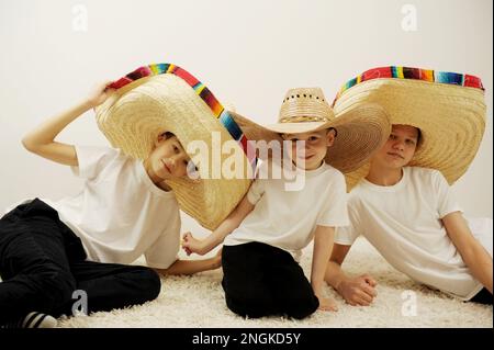 tre ragazzi in cappelli di sambrero Foto Stock