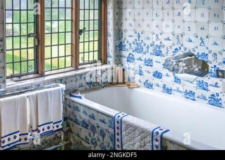 Bagno con piastrelle blu e bianche antiche Delft al Packwood House Foto Stock