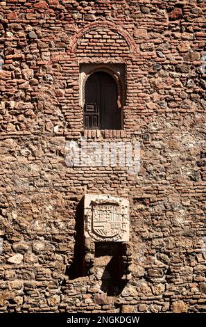 Finestra moresca nella Alcazaba, una fortificazione sontuosa a Málaga, Spagna, costruita durante il periodo di al-Andalusv governato musulmano nel 10th ° secolo. Foto Stock