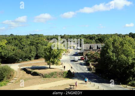 Vista del villaggio e Route de Duc Jean V, Suscinio, Morbihan, Bretagna, Francia Foto Stock