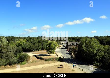 Vista del villaggio e Route de Duc Jean V, Suscinio, Morbihan, Bretagna, Francia Foto Stock