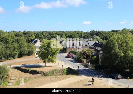 Vista del villaggio e Route de Duc Jean V, Suscinio, Morbihan, Bretagna, Francia Foto Stock