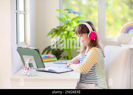 Apprendimento remoto online. Ragazzi della scuola con computer che hanno una chat video conferenza con l'insegnante e il gruppo di classe. Bambino che studia da casa. Foto Stock