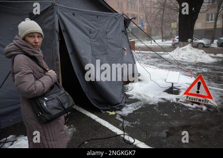 Kiev, Ucraina. 17th Dec, 2022. Una donna si trova fuori da una tenda dell'esercito, conosciuta anche come il punto ininterrotto, dove la gente del posto può lavorare e caricare i propri gadget in mezzo all'interruzione di corrente a Kiev. La Russia continua ad attaccare l'infrastruttura critica dell'Ucraina per lasciare gli ucraini senza elettricità e riscaldamento durante i freddi mesi invernali (Foto di Oleksii Chumachenko/SOPA Images/Sipa USA) Credit: Sipa USA/Alamy Live News Foto Stock