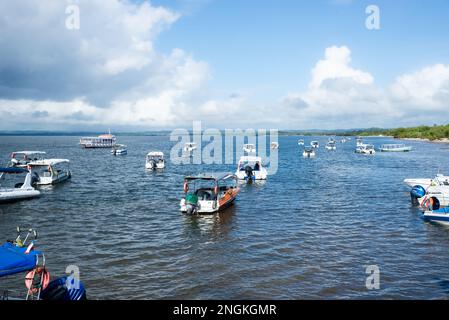 Valenca, Bahia, Brasile - 19 gennaio 2023: Le barche si fermavano nel porto della città di Valenca a Bahia. Foto Stock