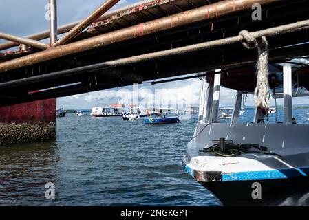 Valenca, Bahia, Brasile - 19 gennaio 2023: Le barche si fermavano nel porto della città di Valenca a Bahia. Foto Stock