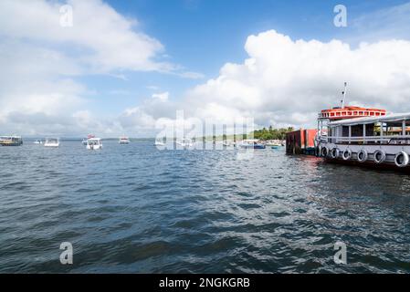 Valenca, Bahia, Brasile - 19 gennaio 2023: Le barche si fermavano nel porto della città di Valenca a Bahia. Foto Stock