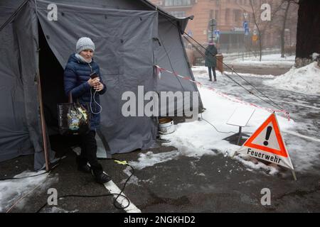 Kiev, Ucraina. 17th Dec, 2022. Una donna esce da una tenda dell'esercito, conosciuta anche come il punto ininterrotto, dove la gente del posto può lavorare e caricare i propri gadget in mezzo all'interruzione di corrente a Kiev. La Russia continua ad attaccare l'infrastruttura critica dell'Ucraina per lasciare gli ucraini senza elettricità e riscaldamento durante i freddi mesi invernali (Credit Image: © Oleksii Chumachenko/SOPA Images via ZUMA Press Wire) SOLO USO EDITORIALE! Non per USO commerciale! Foto Stock