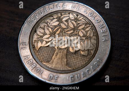 BELLA MONETA DI 500 PESOS COLOMBIANI CON L'ALBERO GUACARI TIPICO DELLA COLOMBIA Foto Stock