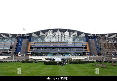 Vista generale della tribuna dell'ippodromo Ascot, Berkshire. Data immagine: Sabato 18 febbraio 2023. Foto Stock