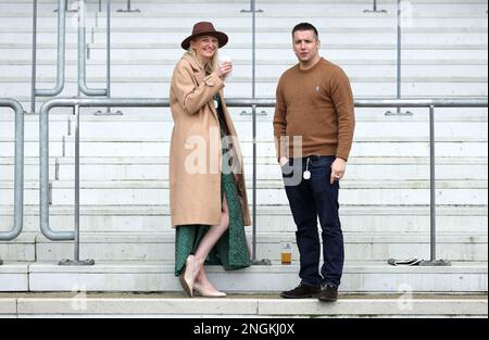 Racegoers prima dell'inizio delle gare all'ippodromo Ascot, Berkshire. Data immagine: Sabato 18 febbraio 2023. Foto Stock