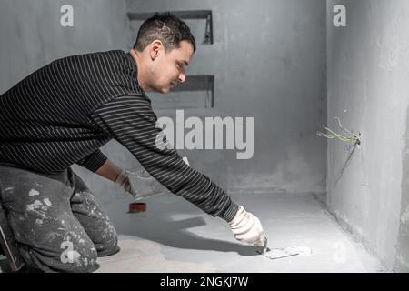 impermeabilizzazione del pavimento del bagno in un nuovo edificio Foto Stock