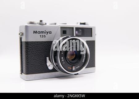 Primo piano della fotocamera con telemetro Mamiya 135 EE con obiettivo Mamiya Sekkor 38mm su sfondo bianco Foto Stock