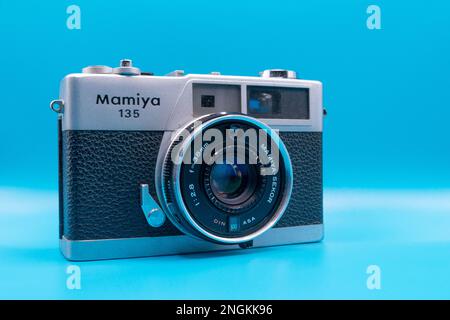 Primo piano della fotocamera con telemetro Mamiya 135 EE con obiettivo Mamiya Sekkor 38mm su sfondo ciano Foto Stock