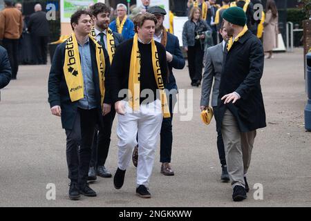 Ascot, Berkshire, Regno Unito. 18th febbraio, 2023. I Racegoers arrivano all'ippodromo di Ascot per una giornata intensa di corse ippiche al Betfair Chase Raceday in una giornata intensa con un leggero pioggia. Credit: Maureen McLean/Alamy Live News Foto Stock