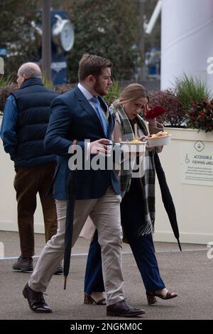 Ascot, Berkshire, Regno Unito. 18th febbraio, 2023. I Racegoers arrivano all'ippodromo di Ascot per una giornata intensa di corse ippiche al Betfair Chase Raceday in una giornata intensa con un leggero pioggia. Credit: Maureen McLean/Alamy Live News Foto Stock