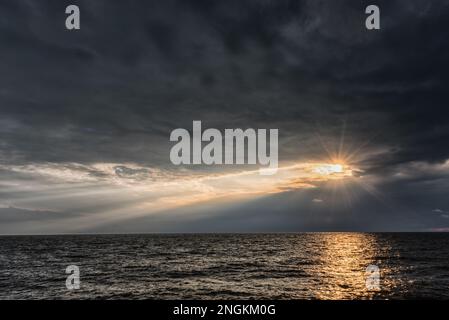 Cielo nuvoloso sul Mar Baltico in Lettonia. Europa. Bella luce del sole della sera mai l'acqua. Natura incredibile. Foto Stock