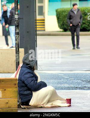 Glasgow, Scozia, Regno Unito 18th febbraio 2023. UK Weather: Bagnata come pioggia germogli ombrelloni sul centro della città. Credit Gerard Ferry/Alamy Live News Foto Stock