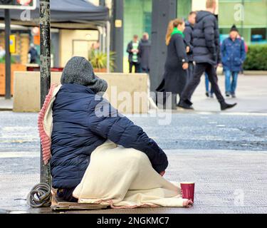 Glasgow, Scozia, Regno Unito 18th febbraio 2023. UK Weather: Bagnata come pioggia germogli ombrelloni sul centro della città. Credit Gerard Ferry/Alamy Live News Foto Stock