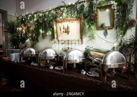 Cena di Natale in un grande maniero, ambiente perfetto per una festa sofisticata e grandiosa Foto Stock