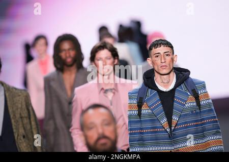 Madrid, Spagna. 18th Feb, 2023. I modelli percorreranno la pista alla sfilata di moda Garcia Madrid durante la Mercedes Benz Fashion Week all'IFEMA di Madrid. Credit: SOPA Images Limited/Alamy Live News Foto Stock