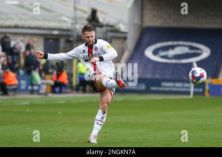 Oliver Norwood #16 di Sheffield United attraversa la palla durante la partita del campionato Sky Bet Millwall vs Sheffield United al Den, Londra, Regno Unito, 18th febbraio 2023 (Foto di Arron Gent/News Images) Foto Stock