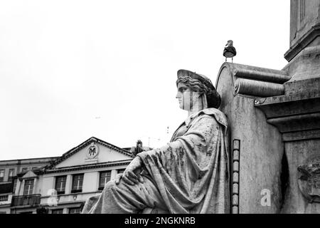 Lisbona, Portogallo - 22 ottobre 2022: Scultura alla base della colonna di Pedro IV a Lisbona raffigurante la temperanza Foto Stock