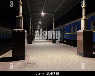 KHARKIV, UCRAINA - 08 maggio 2022. Sleeping Car delle Ferrovie ucraine su un treno notturno pronto per la partenza per Kyiv in Kharkiv stazione ferroviaria pl Foto Stock