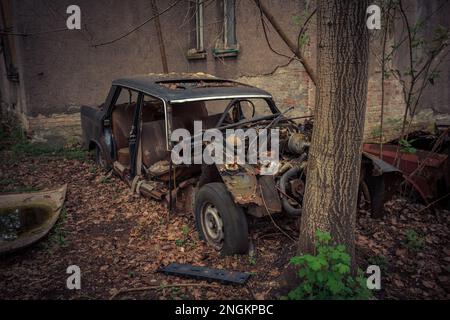 Abbandonate e derubate vecchie auto in piedi all'aria aperta. Le automobili non esistono più Foto Stock