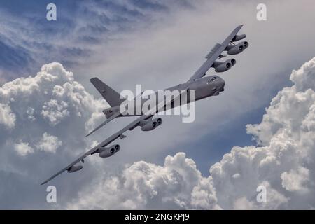 B52 bomber nucleare pesante a lungo raggio. Jet Bomber in una missione di combattimento a lungo raggio. Aereo da guerra pesante Bomber Boeing B-52 con motore a otto Foto Stock