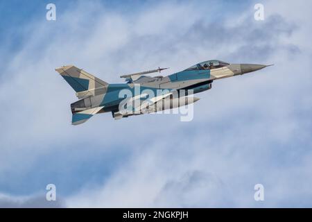 F-16 Falcon Fighter Jet in volo. Velivolo militare Fast Jet ad alta velocità in una missione di combattimento. Aerei da combattimento per l'Ucraina Foto Stock