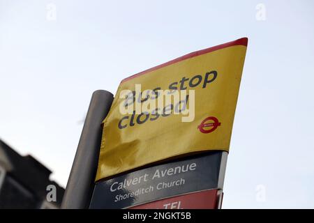 Fermata dell'autobus chiusa segno, Shoreditch, Londra, Inghilterra Foto Stock