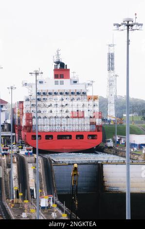 Nave da carico che transita nelle chiuse di Miraflores nel canale di Panama Foto Stock