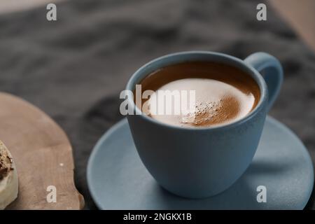 Espresso fresco in ceramica blu, primo piano, messa a fuoco poco profonda Foto Stock