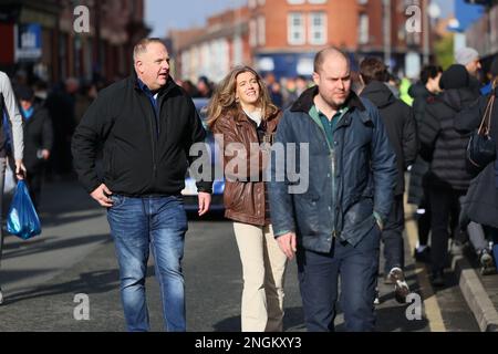 Liverpool, Regno Unito. 18th febbraio 2023Everton i tifosi arrivano prima della partita della Premier League tra Everton e Leeds United al Goodison Park, Liverpool, sabato 18th febbraio 2023. (Foto: Pat Scaasi | NOTIZIE MI) Credit: NOTIZIE MI & Sport /Alamy Live News Foto Stock