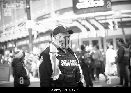 Toronto Ontario, Canada - 20 marzo 2022: Uno speciale indossabile una maschera per proteggere contro il covid-19 durante il St La sfilata del giorno di Patrick. Foto Stock