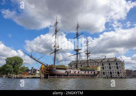 Replica della nave VOC Amsterdam al National Maritime Museum di Amsterdam, Paesi Bassi Foto Stock